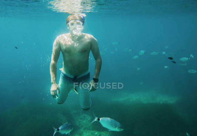 Vista subaquática do homem maduro mar snorkeling, Menorca, Ilhas Baleares, Espanha — Fotografia de Stock