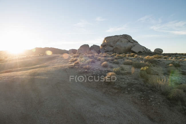Sonnenuntergang und Felsformation, Mojave-Wüste, Kalifornien, USA — Stockfoto