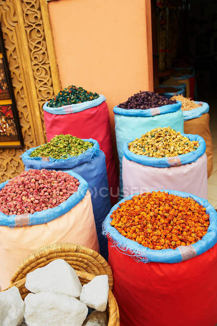 Épices en sacs à vendre — Photo de stock