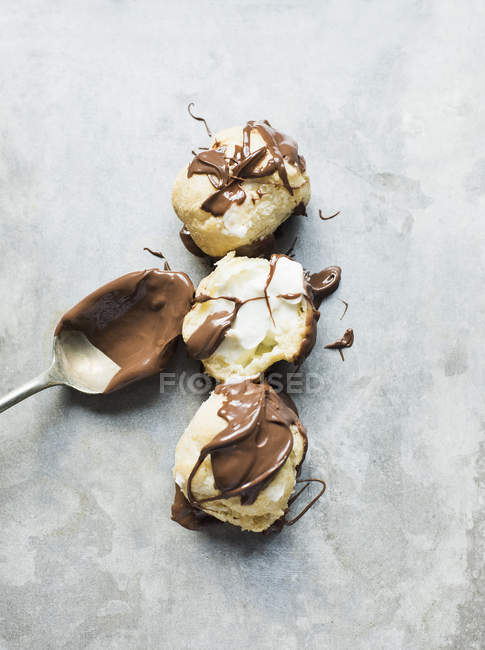 Cream puffs with chocolate — Stock Photo