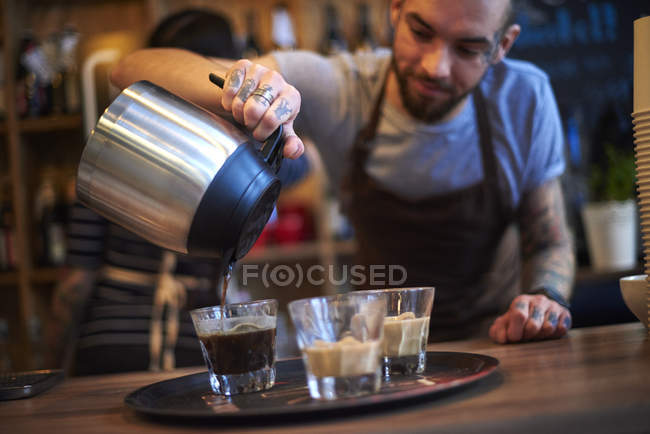 Barista kocht Kaffee im Café — Stockfoto