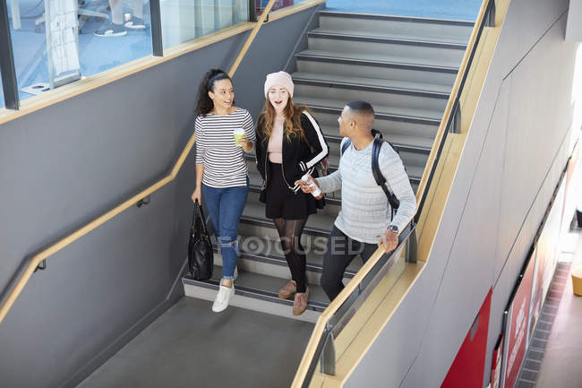 Jovens estudantes universitários descendo escadas — Fotografia de Stock