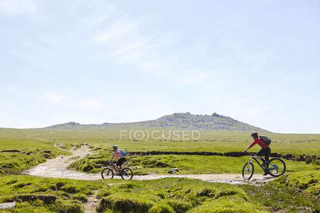 Cyclistes cyclistes sur le sentier à flanc de colline — Photo de stock