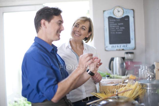 Зрелая пара на кухне — стоковое фото