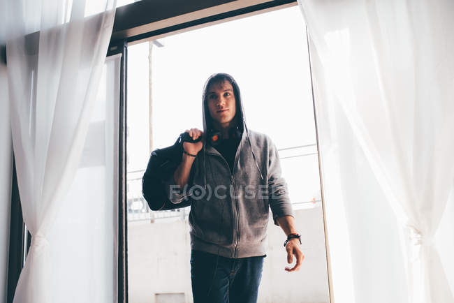 Uomo in porta che trasporta borsone sulla spalla — Foto stock