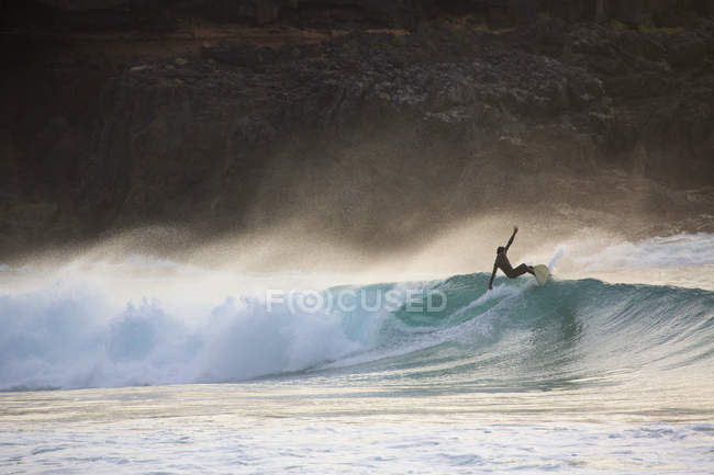 Silhouetted young man surf wave at sunset, Fuerteventura, Espanha — Fotografia de Stock