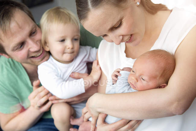 Madre Padre E Figlio Culla Bambino Sorridente Meta Donna Adulta Evento Vita Stock Photo