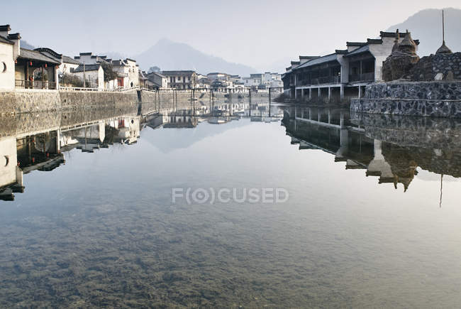 Traditional houses by river, Hongcun Village, Anhui Province, China — Stock Photo