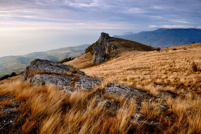Veduta di montagne e formazioni rocciose dalla montagna di Sud Demergi, Crimea, Ucraina — Foto stock