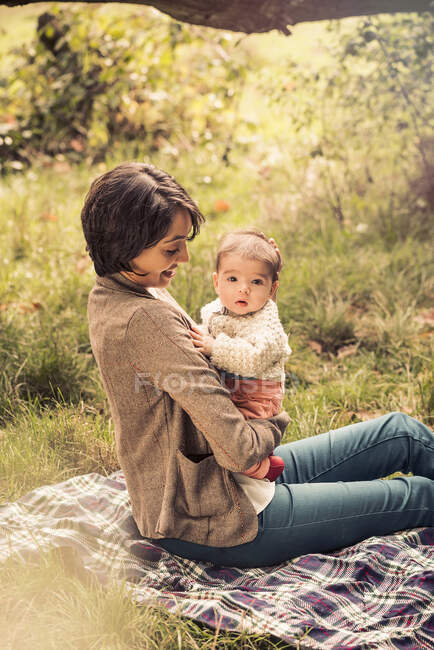 Madre y bebé disfrutando del parque - foto de stock