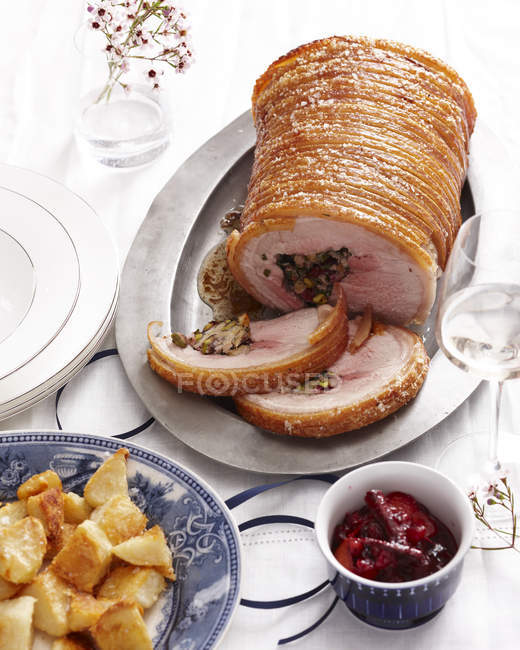 Фарширований смажений свинячий суглоб з хрустким розтріскуванням та смаженою картоплею — стокове фото