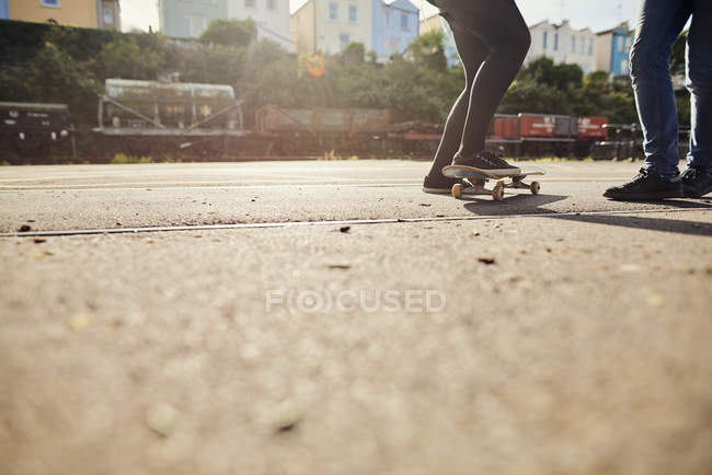 Два друга катаются на скейтборде, низкая секция, Бристоль, Великобритания — стоковое фото