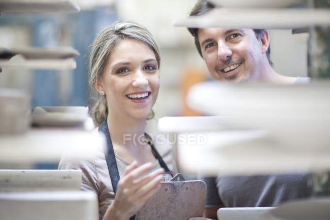 Ceramisti in fabbrica di stoviglie — Foto stock