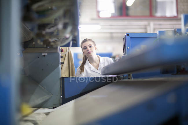 Жінка працює на машинах у пральні — стокове фото