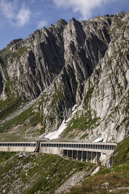 Autopista que sigue la antigua carretera de Gotthard Pass, Suiza - foto de stock