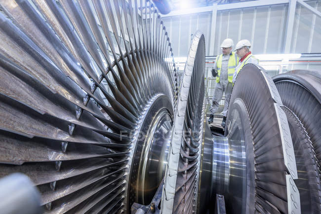Ingenieros inspeccionan turbina de vapor en central de gas - foto de stock