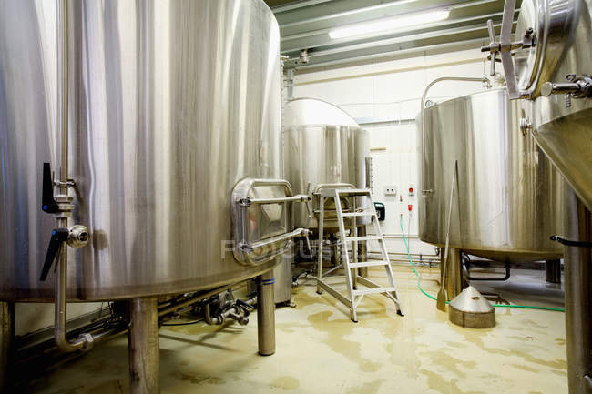Пивоваренные баки на пивоваренном заводе — стоковое фото