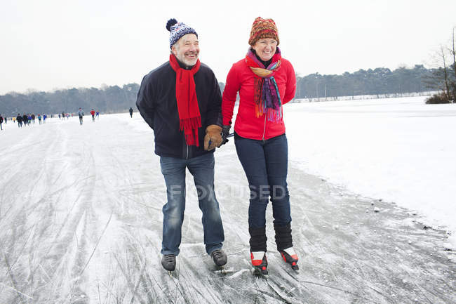 Coppia pattinaggio su ghiaccio, tenersi per mano — Foto stock