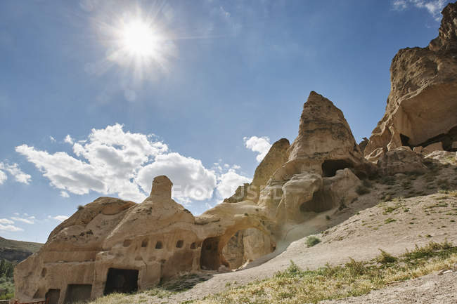 Abitazioni rupestri su pendio collinare, Cappadocia, Anatolia, Turchia — Foto stock