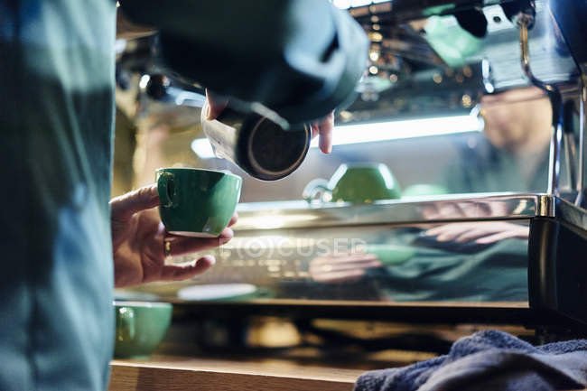 Обрезанный образ бариста, делающего кофе — стоковое фото