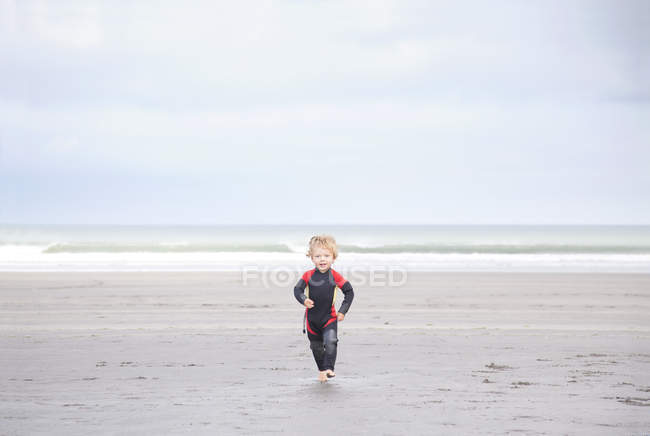 Petit garçon courant sur la plage — Photo de stock