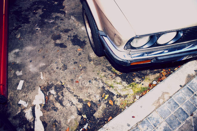 Alta immagine ad angolo ritagliato di auto parcheggiata accanto al marciapiede — Foto stock
