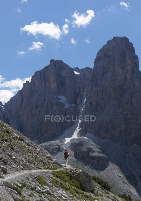 Scalatore che si avvicina alla vetta rocciosa, Dolomiti di Brenta, Italia — Foto stock