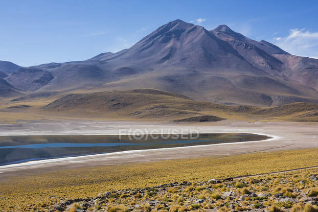 Scenic view of lake miscanti in national park, death valley, san pedro de atacama, chili — Stock Photo