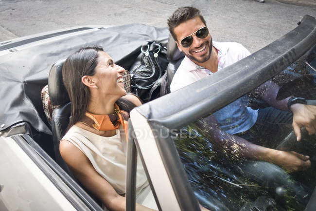 Casal adulto médio em carro conversível, vista elevada — Fotografia de Stock