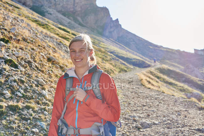 Portrait de randonneur regardant une caméra souriante, Autriche — Photo de stock