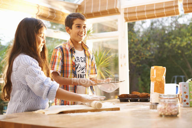 Bambini che fanno la pasta in cucina a casa — Foto stock