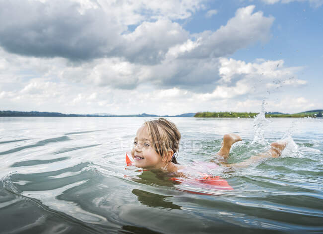 Дівчина плаває в озері — стокове фото