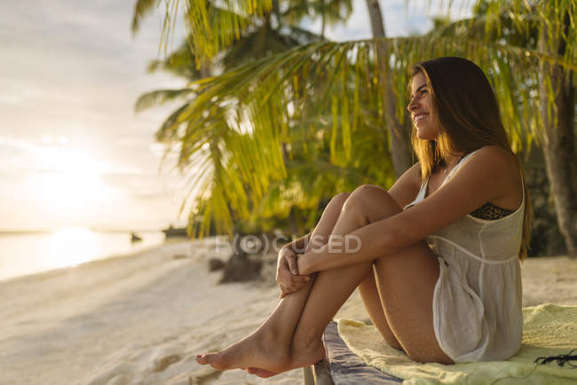 Mujer joven mirando desde la playa de Anda, provincia de Bohol, Filipinas - foto de stock