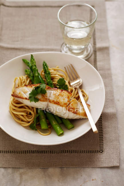 Fish with asparagus and spaghetti — Stock Photo