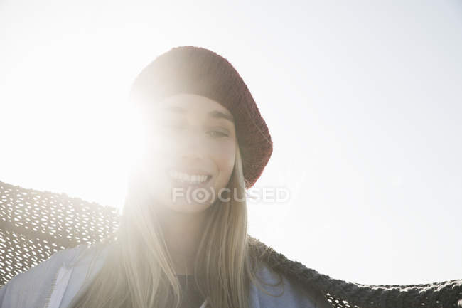 Молода жінка в Береті насолоджується сонячним днем — стокове фото