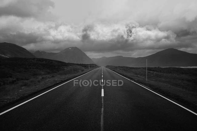 Estrada reta e montanhas — Fotografia de Stock