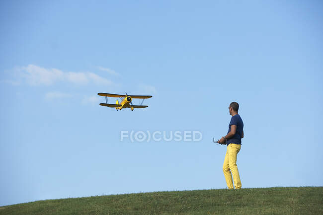 Чоловік літає модель літака — стокове фото