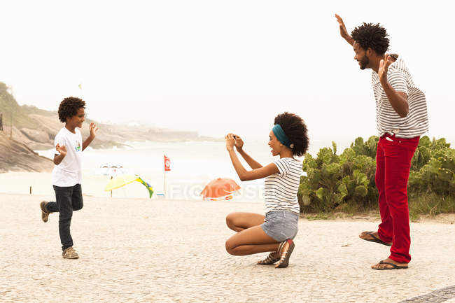 Мальчик позирует для семейной фотографии на пляже Ипанема, Рио-де-Жанейро, Бразилия — стоковое фото
