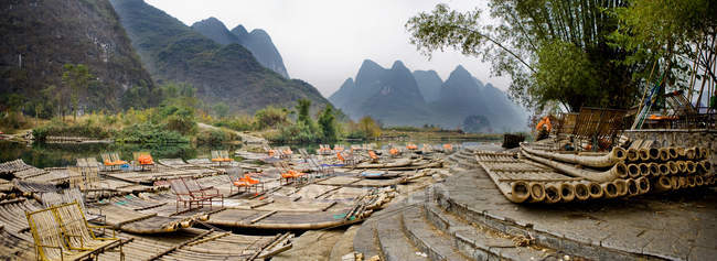 Balsas de madera en Yangshuo - foto de stock