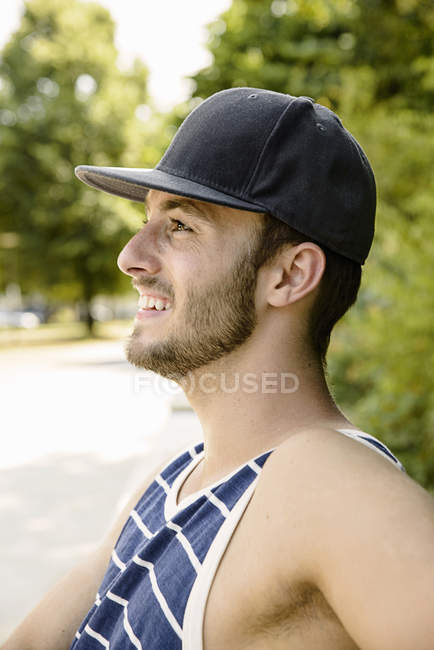 Jeune joueur de basket-ball masculin faisant une pause dans le parc — Photo de stock