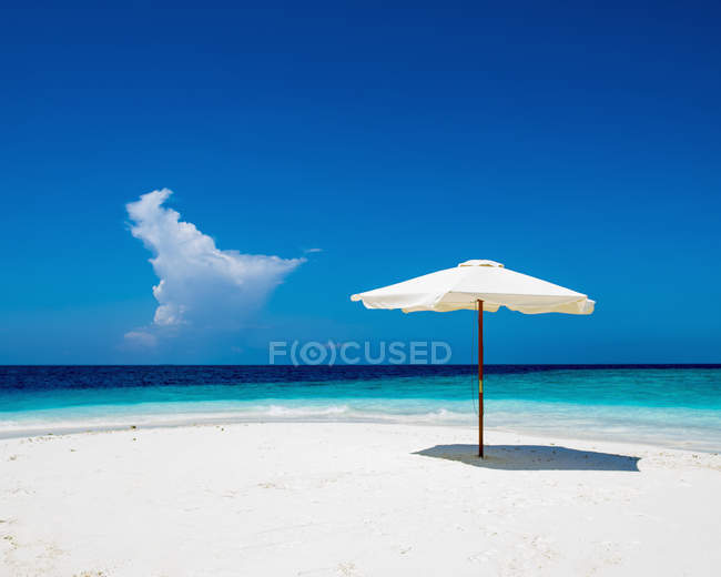Ombrellone sulla spiaggia di sabbia bianca, Maldive — Foto stock