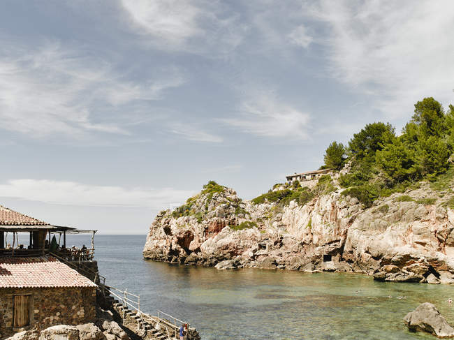 Прибрежная хижина и живописный морской пейзаж в Deia, Майорка, Испания — стоковое фото