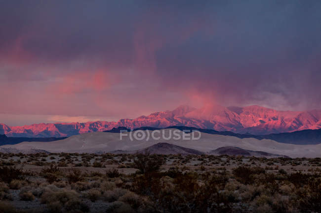 Montanhas na paisagem seca do deserto — Fotografia de Stock