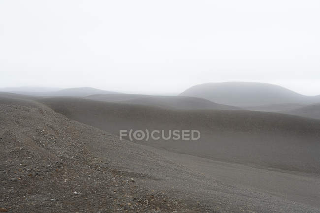 Серые туманные холмы — стоковое фото