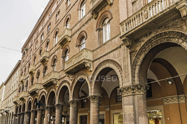Vue du bas de l'architecture à Bologne, Italie — Photo de stock