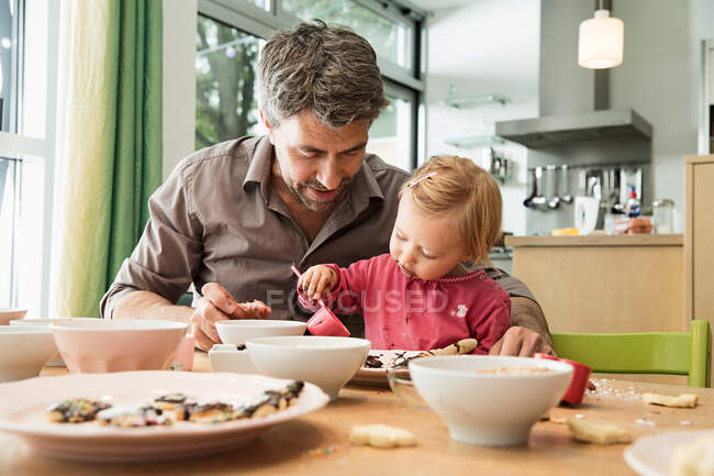 Отец и дочь пекут на кухне — стоковое фото