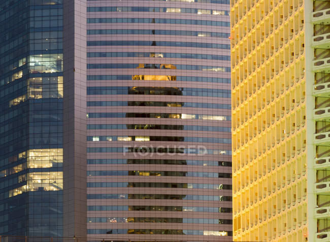 Arranha-céu refletindo no edifício moderno no centro de Dubai ao pôr-do-sol — Fotografia de Stock