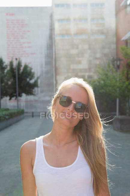 Молодая женщина ходит беззаботно на улице — стоковое фото