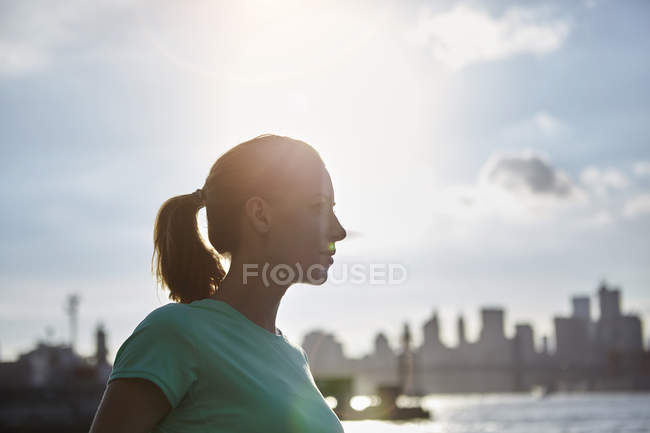 Woman by water looking away, Manhattan, New York, USA — Stock Photo