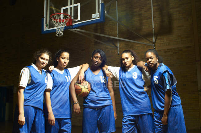 Retrato del equipo femenino de baloncesto - foto de stock
